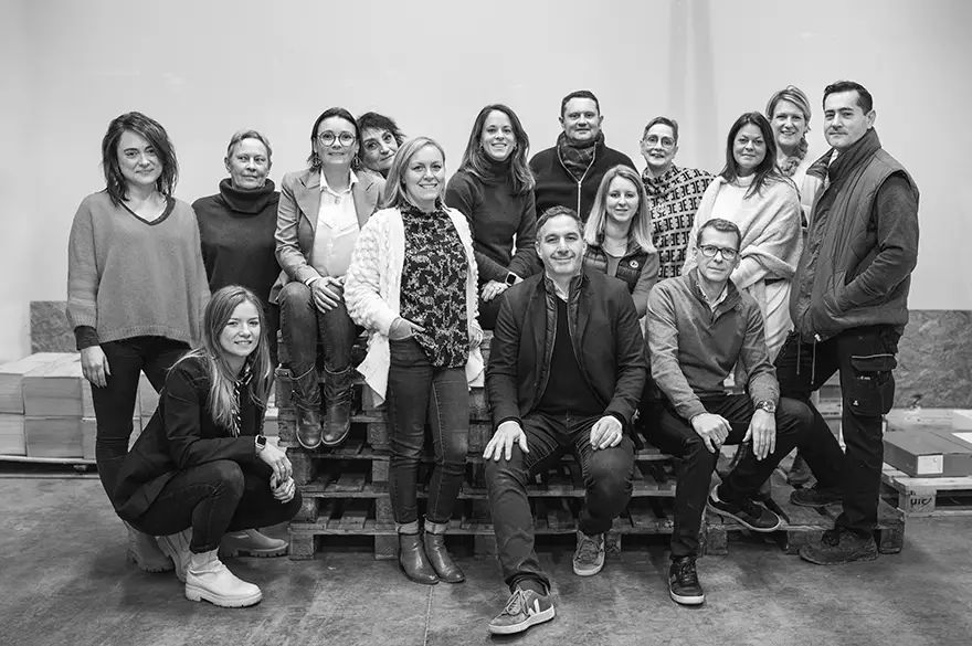 L’équipe de l’agence au complet, en noir et blanc